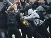 Шок! 24 училища във Франция в пламъци след масови протести!