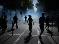 Шок! 24 училища във Франция в пламъци след масови протести!
