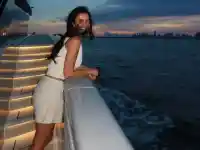 Смелата Анелия на яхта - не се страхува от дронове!