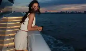Смелата Анелия на яхта - не се страхува от дронове!