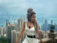 Райна шокира с 18 години по-млада възраст! Скандал в шоу бизнеса!